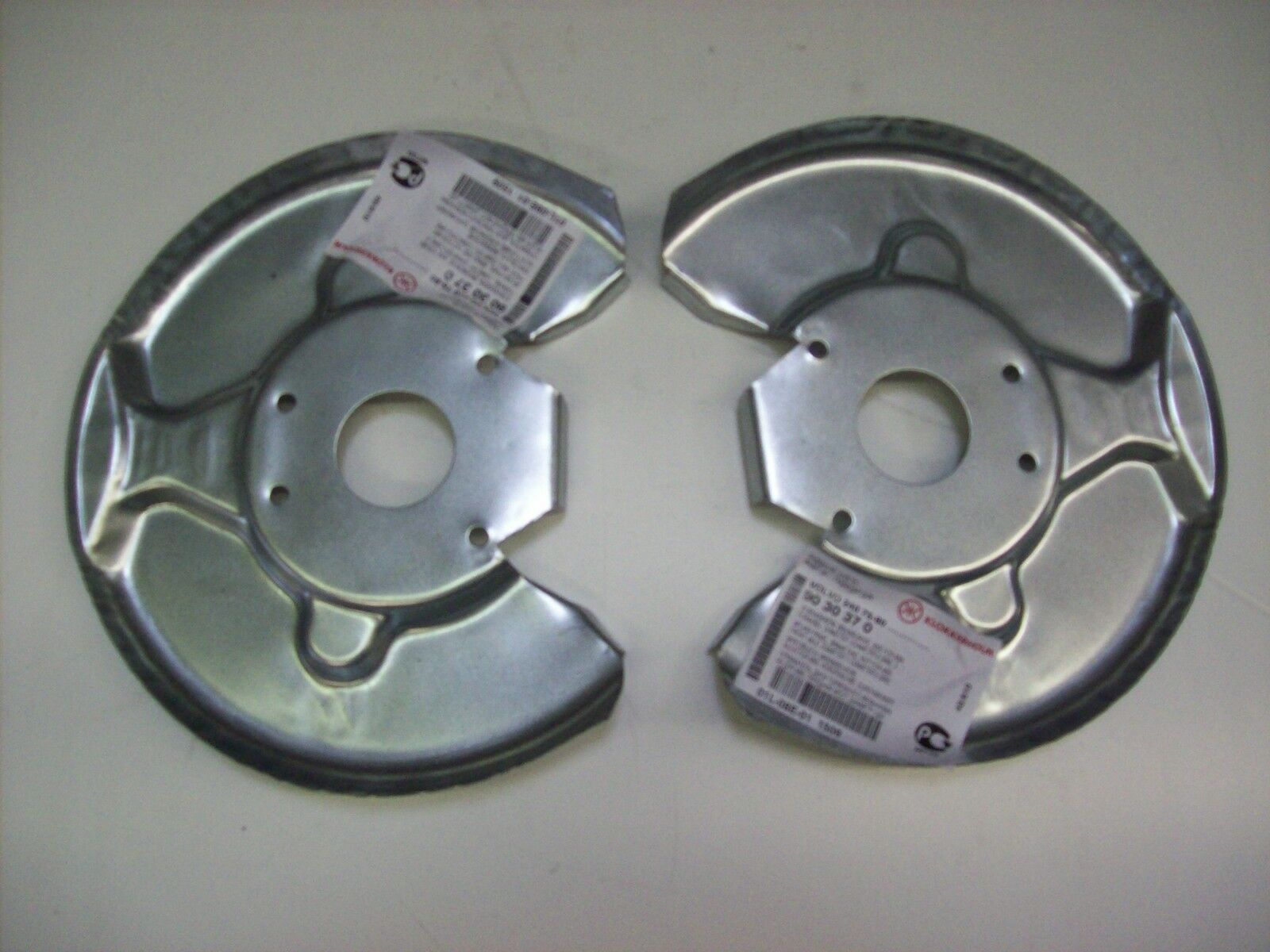 Ankerblech Spritzblech Hitzeschutzblech Satz vorne passend für Volvo 240 Bj. 75-93 ohne ABS