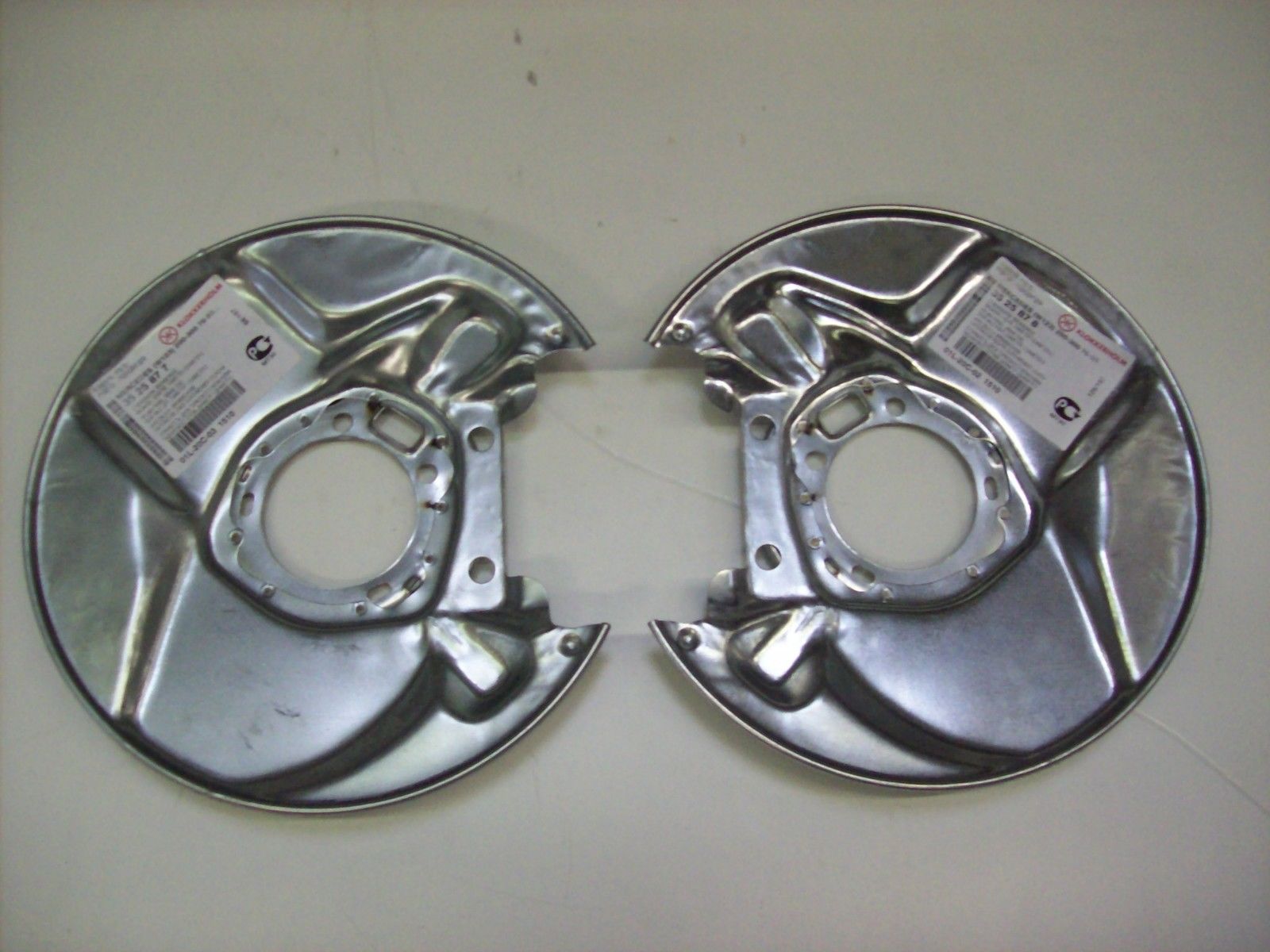 Ankerblech Spritzblech Hitzeschutzblech Satz hinten passend für Mercedes W114 W115 Bj. 68-77